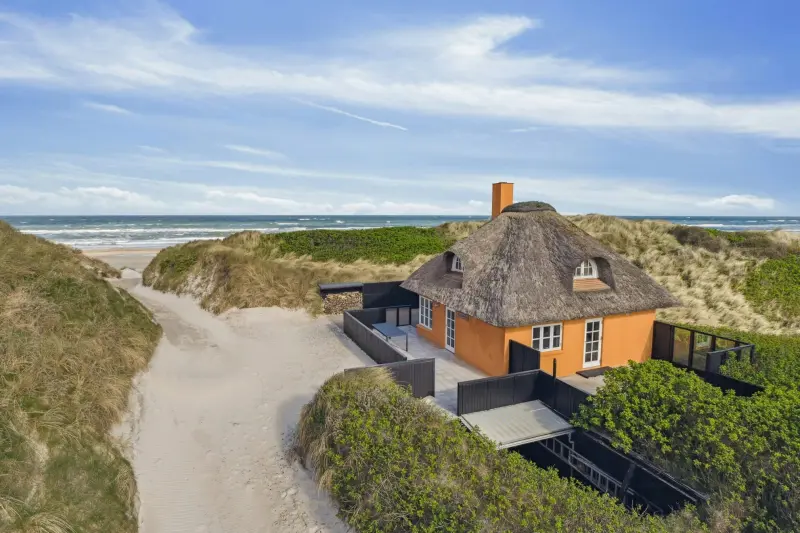 Stråtækt sommerhus ved Vesterhavet i Blokhus