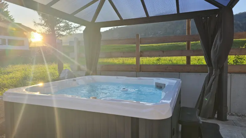 Chalet mit Hund in Groissenbach, Bayern, Deutschland