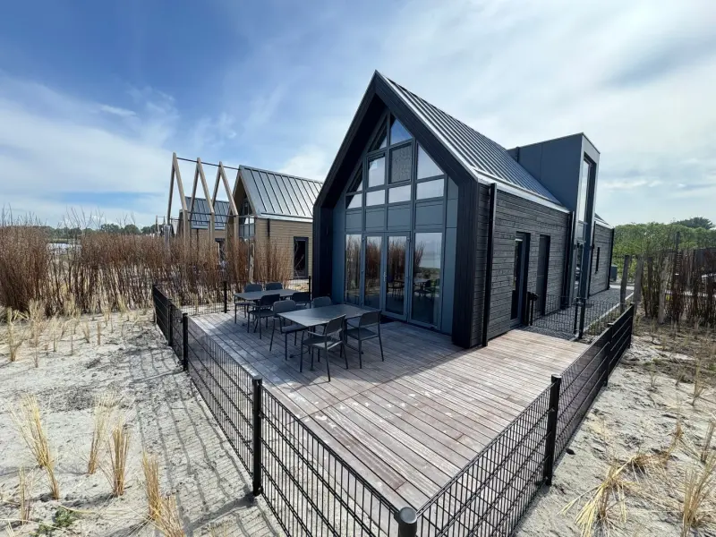 Enkhuizer Strand BeachHouse Deck Acht mit Zaun Nr. 408