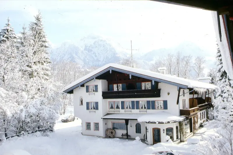  mit Hund in Oberschönau, Bayern, Deutschland