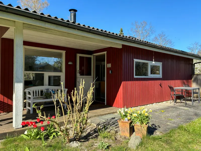 Træhus med stor have og 70 m til stranden