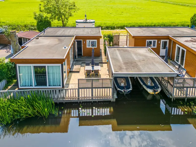 Geräumiges Chalet am Wasser mit einer Schaluppe