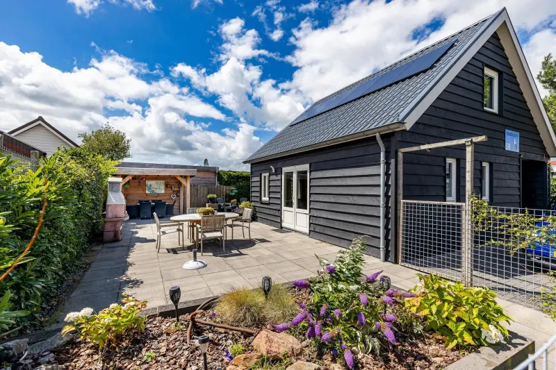 Ferienhaus mit Terrasse, Grill und Garten