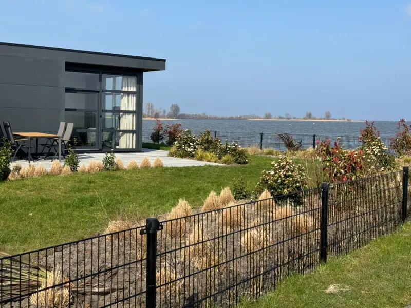 Enkhuizer Strand Chalet IJsselmeerstrand Erste Reihe mit Zaun Haus Nr. 204