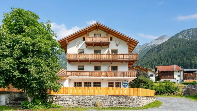 Ferienhaus mit Hund in Pettneu am Arlberg fuer max. 26 Personen