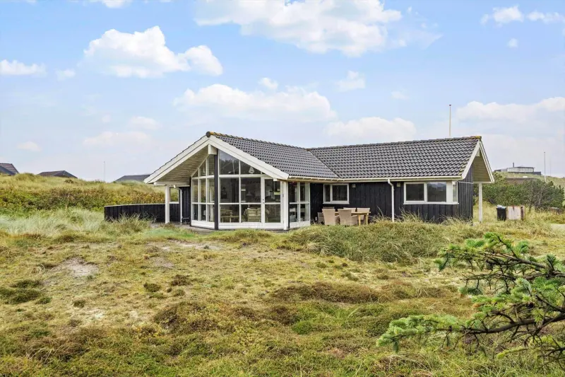 Ferienhaus mit Hund in Houvig Strand fuer max. 6 Personen