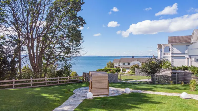 Voll ausgestattete schöne Ferienwohnung mit Garten, Pool und Whirlpool | Meerblick | Neben dem Strand | Haustiere erlaubt