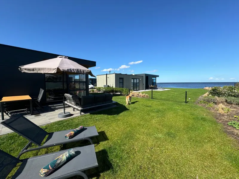 Enkhuizer Strand Chalet IJsselmeerblick Zweite Reihe mit Zaun Haus Nr. 221