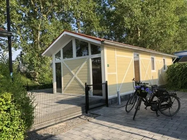 EuroParcs Schoneveld / Breskens Laguna Chalet mit Zaun Haus Nr. A04