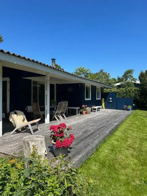 Sommerhus nær Ajstrup Strand med en hyggelig have