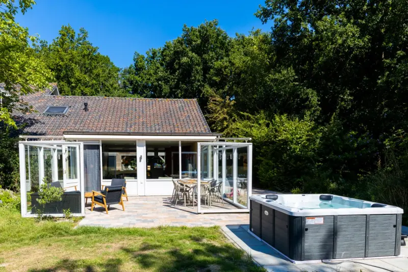 Voll ausgestattetes großzügiges Ferienhaus mit Grill, Terrasse und Garten | Haustiere sind willkommen