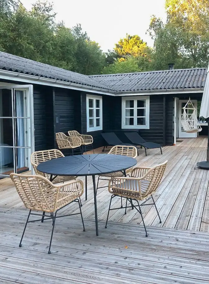 Fredet natur bo nær stranden gennem grønt område