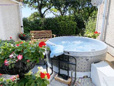Cottage with jacuzzi & garden