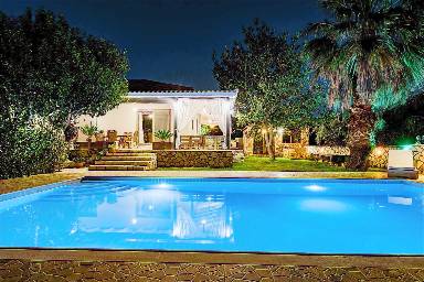 Villa con piscina privada, barbacoa y jardín