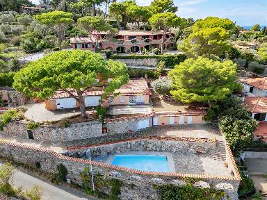Voll ausgestattetes Ferienhaus mit Pool, Terrasse und Garten | Meerblick