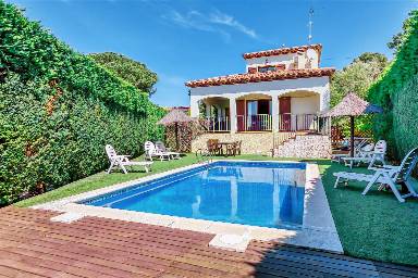 Fully equipped villa with BBQ, terrace & garden
