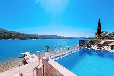 Villa mit Garten, Grill und privatem Pool