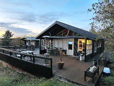 Cabin with jacuzzi, garden & BBQ