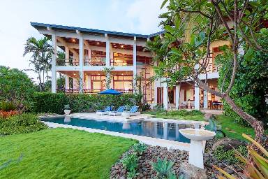 372 m² House
