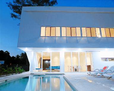 325 m² House