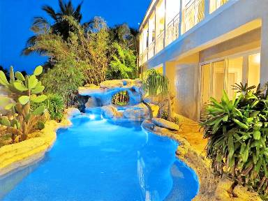 332 m² House