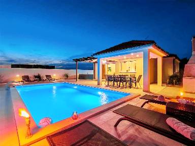 Ferienhaus mit Terrasse, Garten und privatem Pool