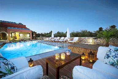 Family-friendly ample villa with private pool, jacuzzi & garden | Good for workation