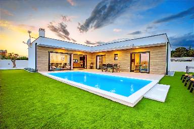 Villa mit Grill, Garten und privatem Pool | Poolblick
