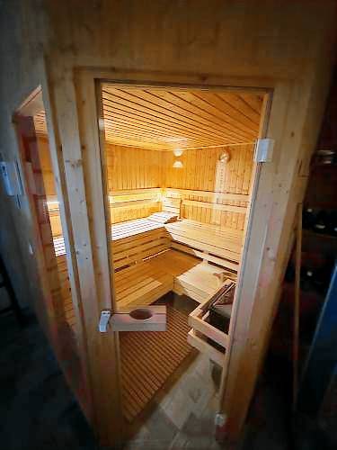 Blockbohlen HolzHaus mit Sauna, Outdoor Jacuzzi und BadeTeich — photo 3