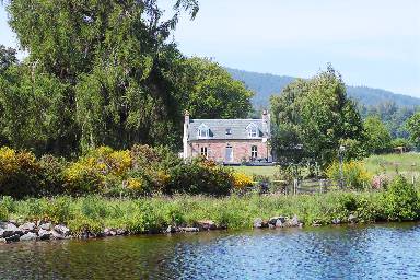 Holiday home with terrace, barbeque & hot tub
