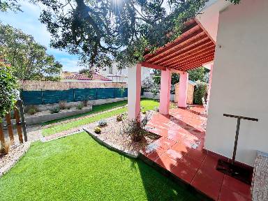 Villa con griglia e giardino