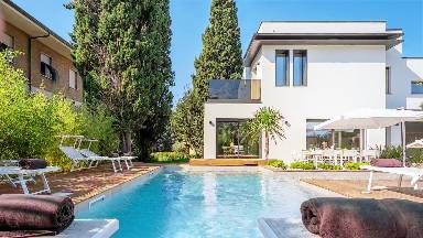 Familienorientierte weiträumige Villa mit Terrasse, Garten und privatem Pool | Poolblick | Hunde erlaubt