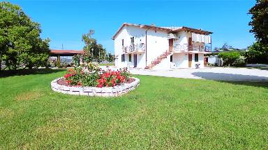 Casale adatto alle famiglie con giardino e griglia | Vista sul giardino