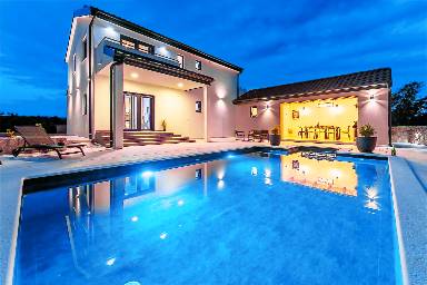 Großzügiges Ferienhaus mit Terrasse, privatem Pool und Garten | Hunde erlaubt