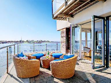 Flat with terrace | Water view