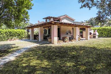 Gradevole villa adatta alle famiglie con terrazza, griglia e giardino