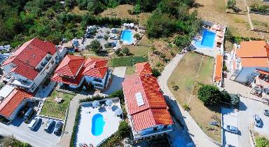Serviced Apartment mit Garten, Pool und Terrasse