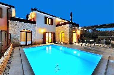 Charmante 3-Schlafzimmer-Villa mit privatem Pool in Strandnähe