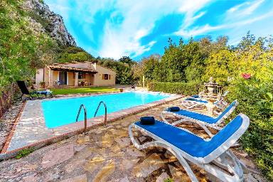 Attraente villa accogliente e familiare con terrazza, piscina privata e giardino