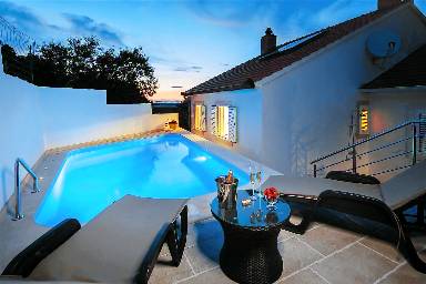 Ferienhaus mit Terrasse, Grill und privatem Pool | Gartenblick