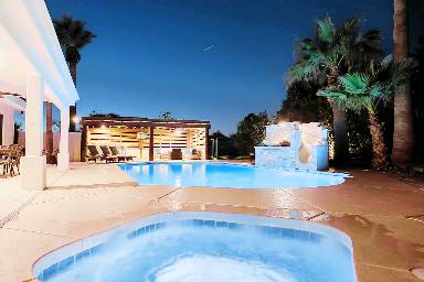 381 m² House