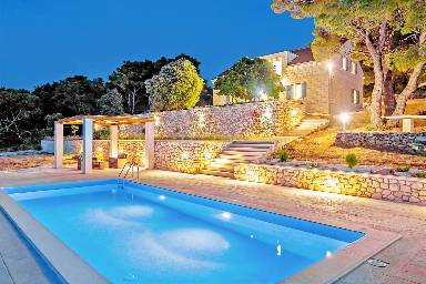 Villa mit Grill, beheiztem Pool und Garten