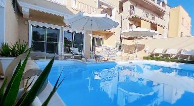 Wohnung mit Garten, privatem Pool und Terrasse