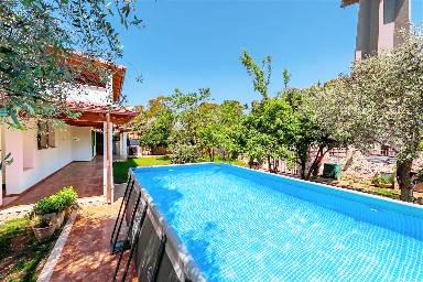 Kinderfreundliches Ferienhaus mit Grill, Pool und Terrasse | Gartenblick