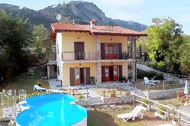 Attraente appartamento con piscina, giardino e griglia