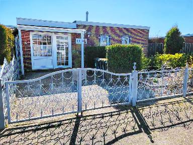 67 qm Ferienhaus, umzäunt, für 4 Gäste mit Hund in Norddeich, Ostfriesland Nordsee-Küste