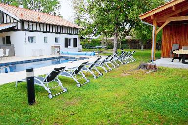 Villa mit Pool und eingezäuntem Garten für 17 Gäste mit Hund in Sainte-Eulalie-en-Born, Frankreich