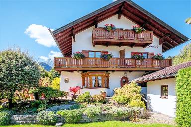 Apartment with garden | Mountain view