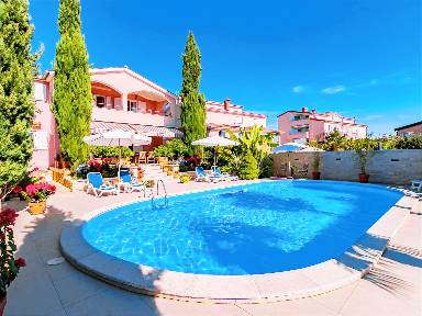 48 qm Ferienwohnung mit Garten, Pool für 4 Gäste mit Hund in Nova Vas nahe Porec