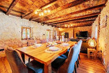 Ferienhaus mit Terrasse, Garten und privatem Pool | Stadtblick